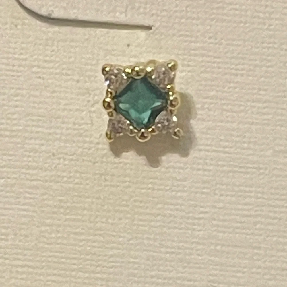Gold and Green Stud‎ Earrings - Picture 2 of 3